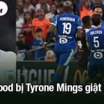 Greenwood bị Mings giật rách áo