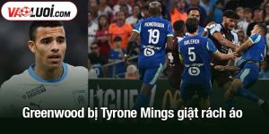 Greenwood bị Mings giật rách áo