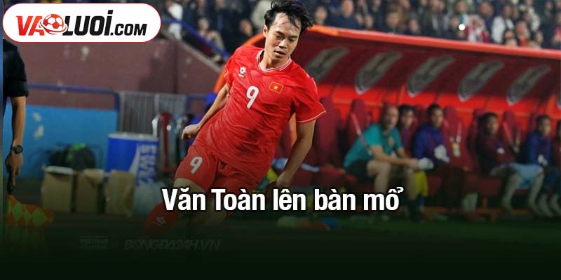 Văn Toàn lên bàn mổ