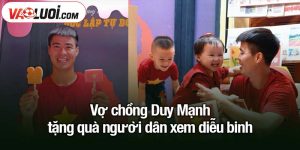Vợ chồng Duy Mạnh tặng quà người dân xem diễu binh