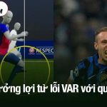 Barca hưởng lợi từ lỗi VAR với quả 11 mét